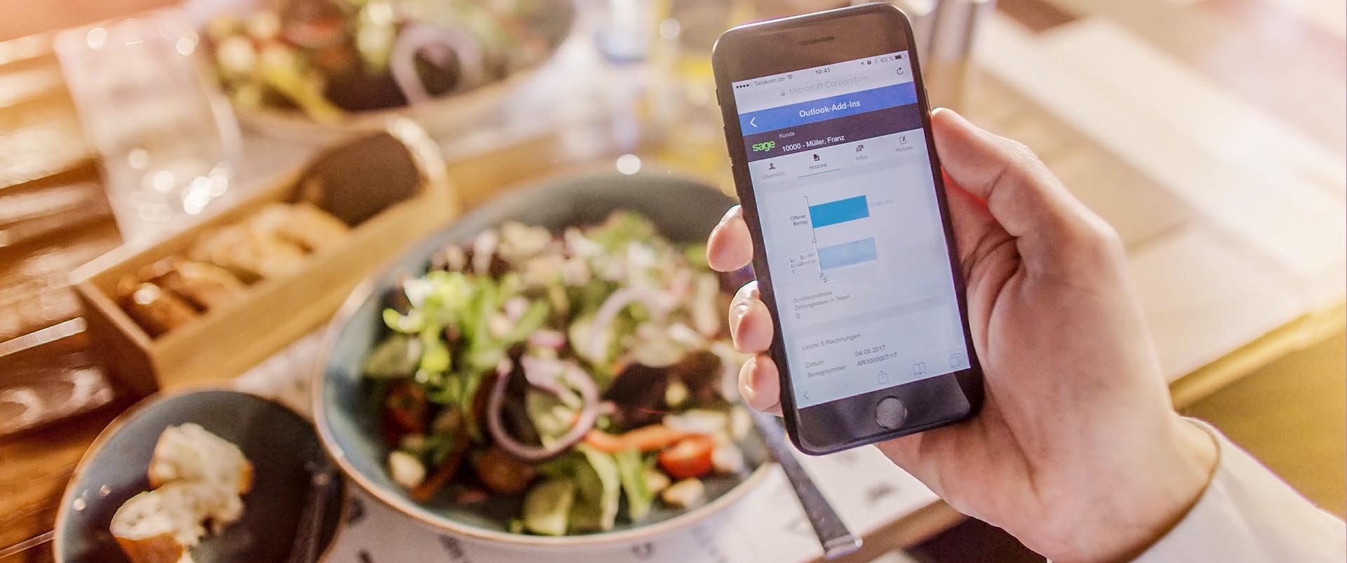 Szene aus einem Erklärfilm im Realbild mit echten Menschen Szene aus einem Erklärfilm im Realbild mit echten Menschen