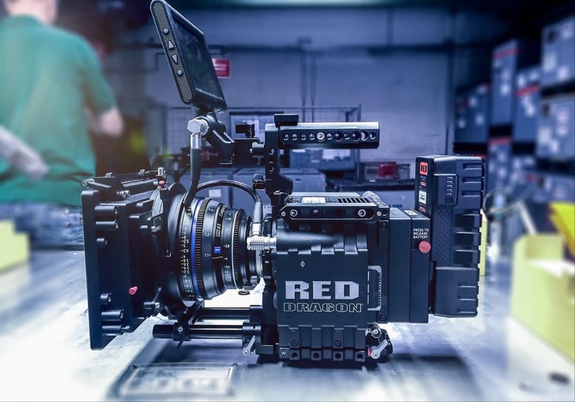 RED Dragon Cinema Kamera mit Zeiss Objektiv und Matte Box am Set RED Dragon Cinema Kamera mit Zeiss Objektiv und Matte Box am Set