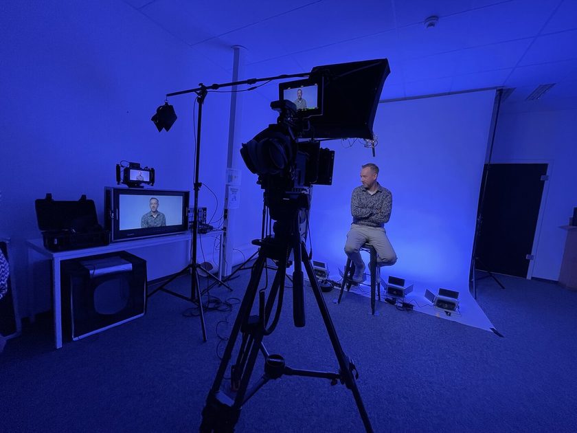 Studio Setup mit blauem Licht und Cinema Kamera beim Dreh für die Herweck AG Studio Setup mit blauem Licht und Cinema Kamera beim Dreh für die Herweck AG